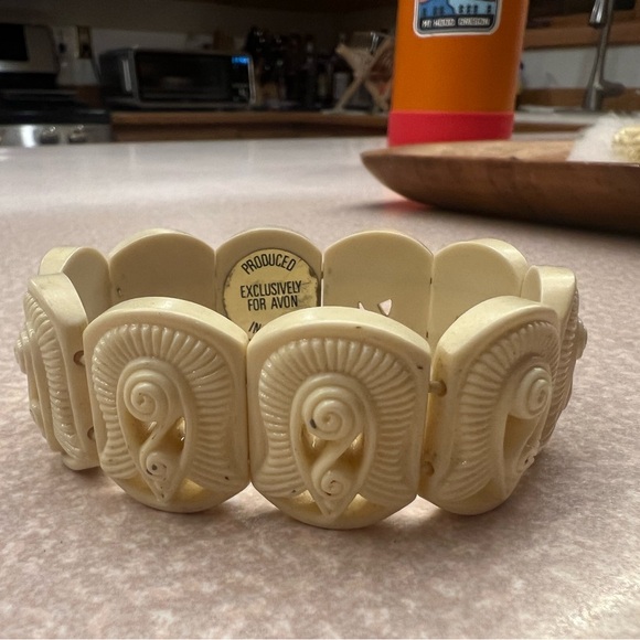 Avon Cream Carved Bracelet. Beautiful color and rare find. - Picture 4 of 11
